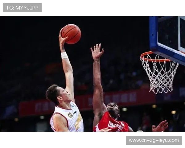 东契奇篮下扛着对抗硬打成功，独行侠打出血性