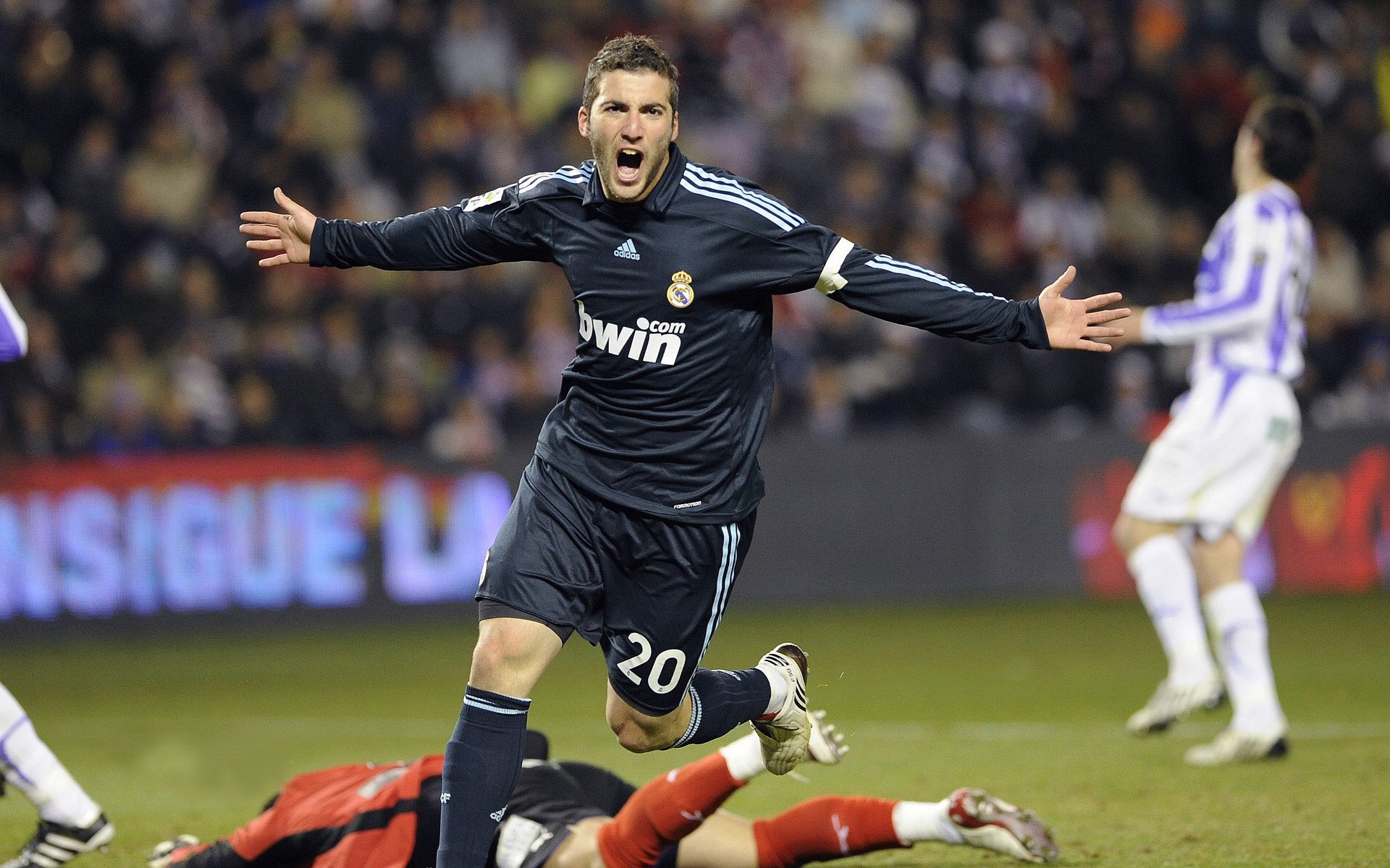 快节奏中球员处理球是否更倾向于直觉判断，快节奏进攻和冷静创造进球机会